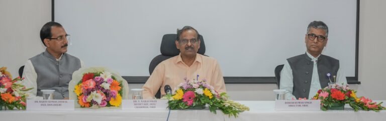 ಬೆಂಗಳೂರಿನ ESTIC 2026 ಪೂರ್ವಭಾವಿ ಕಾರ್ಯಕ್ರಮದಲ್ಲಿ ಅಧಿಕಾರಿಗಳೊಂದಿಗೆ ಕುಳಿತಿರುವ ಇಸ್ರೋ ಅಧ್ಯಕ್ಷ ವಿ. ನಾರಾಯಣನ್