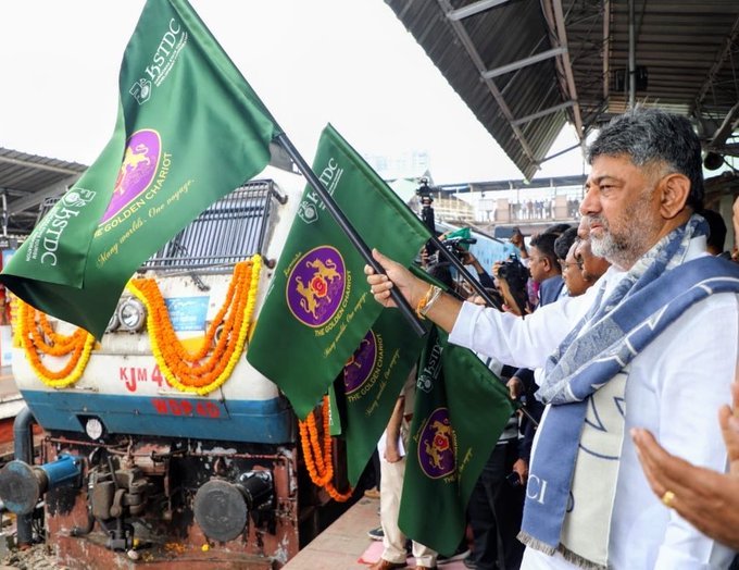 ಕೆಎಸ್‌ಆರ್ ಬೆಂಗಳೂರು ನಿಲ್ದಾಣದಲ್ಲಿ ಗೋಲ್ಡನ್ ಚಾರಿಯಟ್ ರೈಲಿಗೆ ಹಸಿರು ನಿಶಾನೆ ತೋರುತ್ತಿರುವ ಡಿ.ಕೆ. ಶಿವಕುಮಾರ್