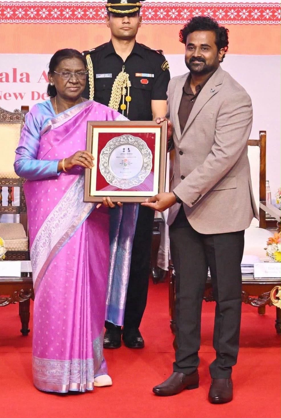 ನವದೆಹಲಿಯಲ್ಲಿ ಪ್ರಿಂಟ್ ಬಿನಾಲೆ ಇಂಡಿಯಾ ಪ್ರಶಸ್ತಿಯೊಂದಿಗೆ ಕೆ.ಆರ್. ಬಸವರಾಜಾಚಾರ್ ಮತ್ತು ರಾಷ್ಟ್ರಪತಿ ದ್ರೌಪದಿ ಮುರ್ಮು