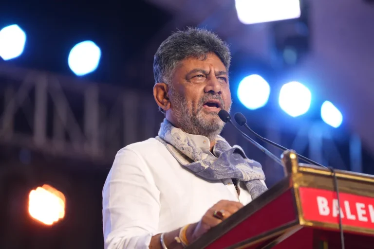 ಕಿತ್ತೂರು ಉತ್ಸವದಲ್ಲಿ ವೇದಿಕೆಯಿಂದ ಮಾತನಾಡುತ್ತಿರುವ ಮುಖ್ಯಮಂತ್ರಿ ಡಿ.ಕೆ. ಶಿವಕುಮಾರ್.