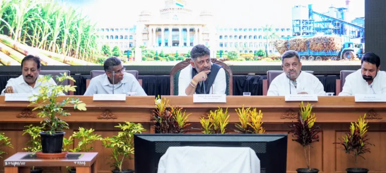 ಬೆಳಗಾವಿಯ ಸುವರ್ಣಸೌಧದಲ್ಲಿ ಸಕ್ಕರೆ ಕಾರ್ಖಾನೆ ಮಾಲೀಕರ ಸಭೆಯಲ್ಲಿ ಸಚಿವರೊಂದಿಗೆ ಮಧ್ಯದಲ್ಲಿ ಕುಳಿತಿರುವ ಡಿ.ಕೆ. ಶಿವಕುಮಾರ್