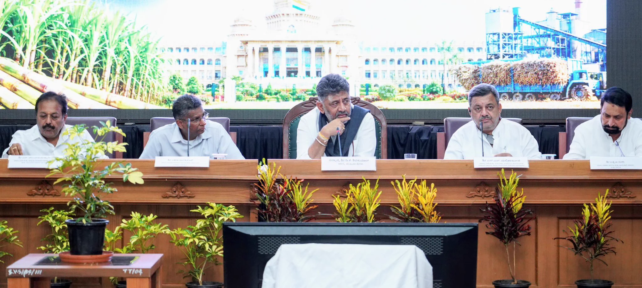 ಬೆಳಗಾವಿಯ ಸುವರ್ಣಸೌಧದಲ್ಲಿ ಸಕ್ಕರೆ ಕಾರ್ಖಾನೆ ಮಾಲೀಕರ ಸಭೆಯಲ್ಲಿ ಸಚಿವರೊಂದಿಗೆ ಮಧ್ಯದಲ್ಲಿ ಕುಳಿತಿರುವ ಡಿ.ಕೆ. ಶಿವಕುಮಾರ್