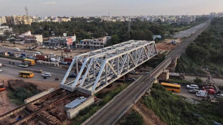 ಚಂದಾಪುರ ಬಳಿ ಎನ್‌ಎಚ್‌–44 ಮೇಲಿನ ಹಾಲಿ ರೈಲ್ವೆ ಸೇತುವೆಯ ಪಕ್ಕದಲ್ಲಿರುವ ಹೊಸ ಬಿಳಿ ಸೇತುವೆ ರಚನೆಯ ವೈಮಾನಿಕ ನೋಟ