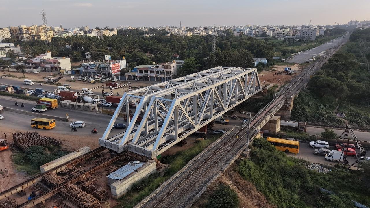 ಚಂದಾಪುರ ಬಳಿ ಎನ್‌ಎಚ್‌–44 ಮೇಲಿನ ಹಾಲಿ ರೈಲ್ವೆ ಸೇತುವೆಯ ಪಕ್ಕದಲ್ಲಿರುವ ಹೊಸ ಬಿಳಿ ಸೇತುವೆ ರಚನೆಯ ವೈಮಾನಿಕ ನೋಟ