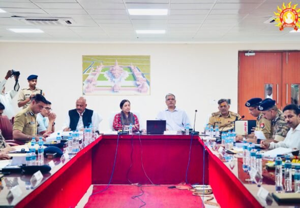 ಅಯೋಧ್ಯೆಯ ಶ್ರೀರಾಮ ಜನ್ಮಭೂಮಿ ಆವರಣದಲ್ಲಿ ಅಕ್ಟೋಬರ್ 28ರ ಭದ್ರತಾ ಪರಿಶೀಲನಾ ಸಭೆಯಲ್ಲಿ ಕೆಂಪು ಯು ಆಕಾರದ ಮೇಜಿನ ಸುತ್ತ ಕುಳಿತಿರುವ ಅಧಿಕಾರಿಗಳು