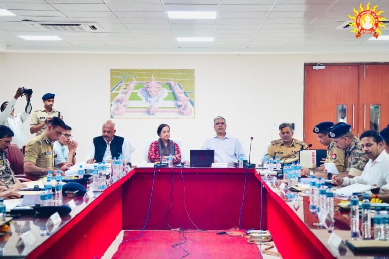 ಅಯೋಧ್ಯೆಯ ಶ್ರೀರಾಮ ಜನ್ಮಭೂಮಿ ಆವರಣದಲ್ಲಿ ಅಕ್ಟೋಬರ್ 28ರ ಭದ್ರತಾ ಪರಿಶೀಲನಾ ಸಭೆಯಲ್ಲಿ ಕೆಂಪು ಯು ಆಕಾರದ ಮೇಜಿನ ಸುತ್ತ ಕುಳಿತಿರುವ ಅಧಿಕಾರಿಗಳು