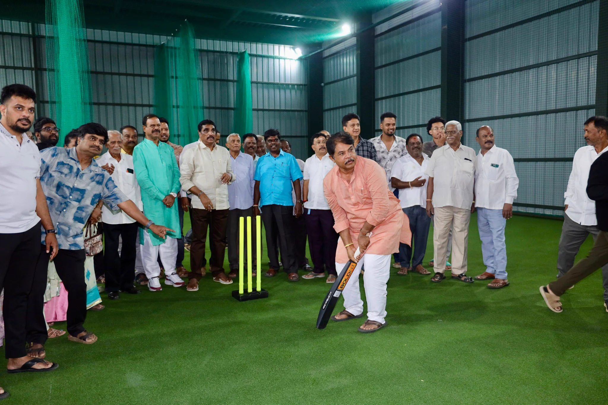 ಜಯನಗರದ ನೇತಾಜಿ ಸುಭಾಷ್ ಚಂದ್ರ ಬೋಸ್ ಕ್ರೀಡಾ ಸಂಕೀರ್ಣದಲ್ಲಿ ಬ್ಯಾಟ್ ಹಿಡಿದಿರುವ ಆರ್ ಅಶೋಕ