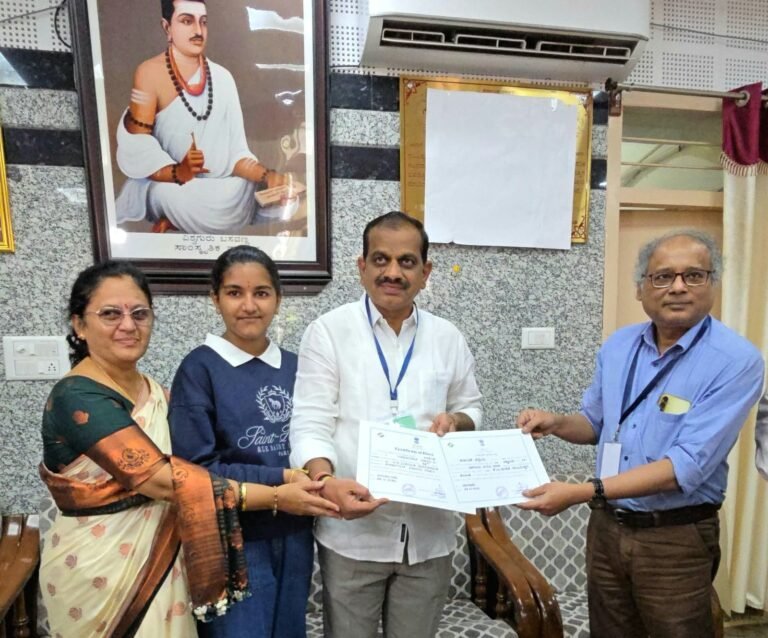 ಕರ್ನಾಟಕ ಆಗ್ನೇಯ ಪದವೀಧರ ಕ್ಷೇತ್ರದಲ್ಲಿ ಗೆಲುವಿನ ಬಳಿಕ ಕೆ. ಎಂ. ಸುರೇಶ ಅವರು ಚುನಾವಣಾ ಪ್ರಮಾಣಪತ್ರ ಸ್ವೀಕರಿಸುತ್ತಿರುವುದು.