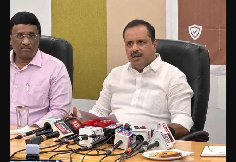 ಮಾಧ್ಯಮಗಳೊಂದಿಗೆ ಮಾತನಾಡುತ್ತಿರುವ ಯುಟಿ ಖಾದರ್