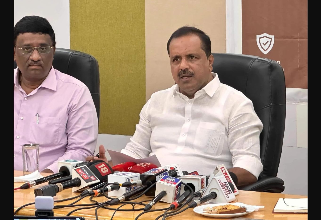ಮಾಧ್ಯಮಗಳೊಂದಿಗೆ ಮಾತನಾಡುತ್ತಿರುವ ಯುಟಿ ಖಾದರ್