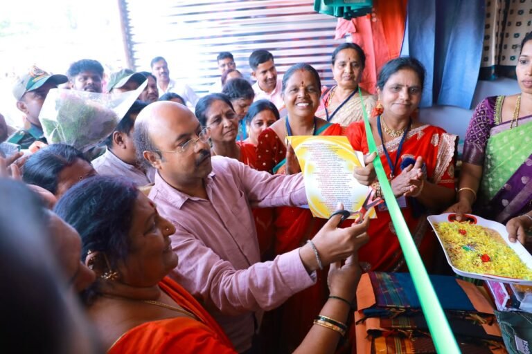 ಮೈಸೂರಿನ ಮಹಿಳಾ ದಸರಾದಲ್ಲಿ ಮಳಿಗೆಗಳಿಗೆ ಚಾಲನೆ ನೀಡಿದ ನಗರಾಭಿವೃದ್ಧಿ ಸಚಿವ ಡಾ. ಯತೀಂದ್ರ ಸಿದ್ದರಾಮಯ್ಯ.