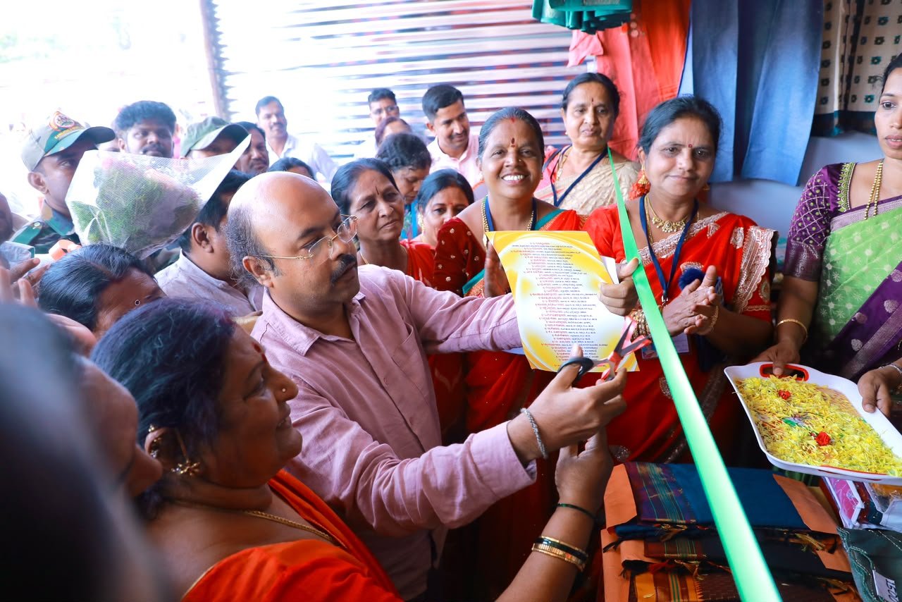 ಮೈಸೂರಿನ ಮಹಿಳಾ ದಸರಾದಲ್ಲಿ ಮಳಿಗೆಗಳಿಗೆ ಚಾಲನೆ ನೀಡಿದ ನಗರಾಭಿವೃದ್ಧಿ ಸಚಿವ ಡಾ. ಯತೀಂದ್ರ ಸಿದ್ದರಾಮಯ್ಯ.
