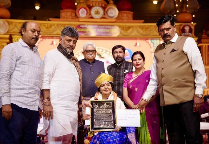 ಪ್ರಶಸ್ತಿಯೊಂದಿಗೆ ಮೈಸೂರು ನಾಗಮಣಿ ಶ್ರೀನಾಥ್, ಡಿ.ಕೆ. ಶಿವಕುಮಾರ್ ಮತ್ತು ಇತರರು