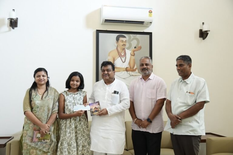 ಚೆಕ್ ಹಾಗೂ Magic Tales for Little Hearts ಪುಸ್ತಕವನ್ನು ಹಿಡಿದಿರುವ ಬಾಲ ಲೇಖಕಿ ಶಿವಾನಿ ಬಿರಾದಾರ್ ಮತ್ತು ಎಂ.ಬಿ. ಪಾಟೀಲ್
