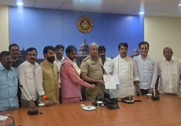 ಬೆಂಗಳೂರು ಪೊಲೀಸ್ ಆಯುಕ್ತರಿಗೆ ಮನವಿ ಸಲ್ಲಿಸುತ್ತಿರುವ ಆರ್. ಅಶೋಕ ಮತ್ತು ಬಿಜೆಪಿ ಮುಖಂಡರು