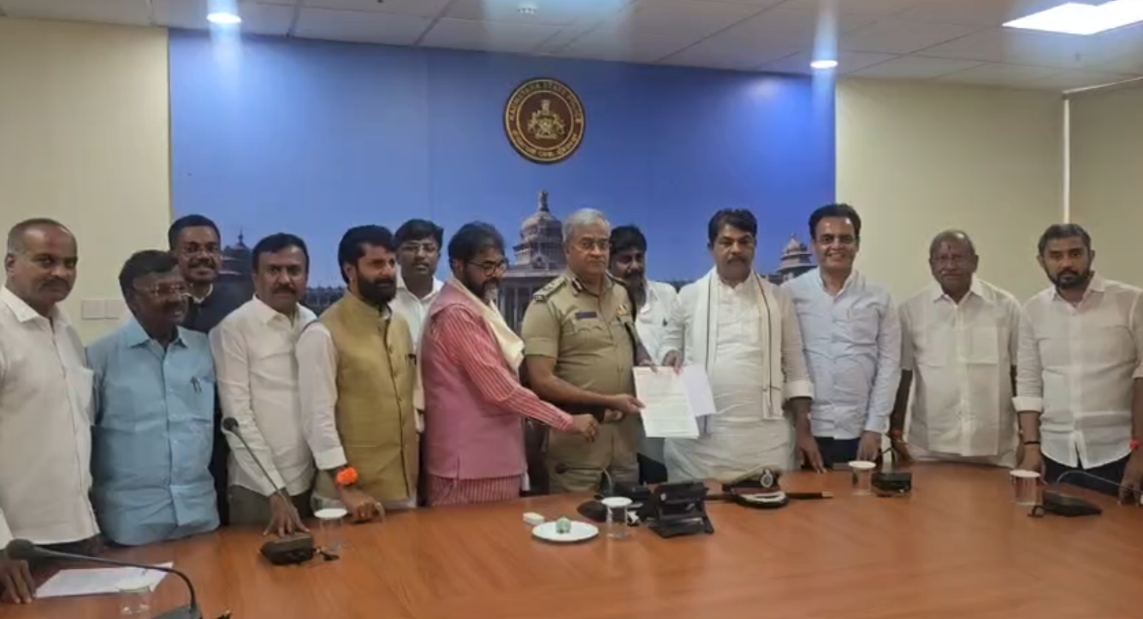 ಬೆಂಗಳೂರು ಪೊಲೀಸ್ ಆಯುಕ್ತರಿಗೆ ಮನವಿ ಸಲ್ಲಿಸುತ್ತಿರುವ ಆರ್. ಅಶೋಕ ಮತ್ತು ಬಿಜೆಪಿ ಮುಖಂಡರು