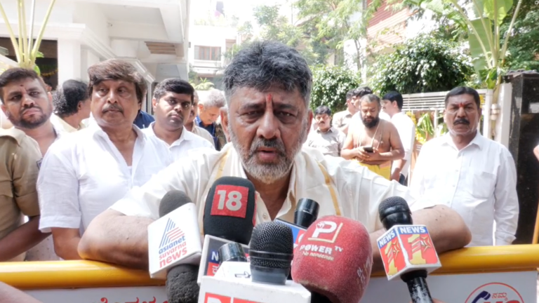ಬೆಂಗಳೂರಿನ ನಿವಾಸದ ಹೊರಗೆ ಮಾಧ್ಯಮಗಳೊಂದಿಗೆ ಮಾತನಾಡುತ್ತಿರುವ ಡಿ ಕೆ ಶಿವಕುಮಾರ್; ವಿಡಿಯೊ ಸ್ಕ್ರೀನ್‌ಶಾಟ್