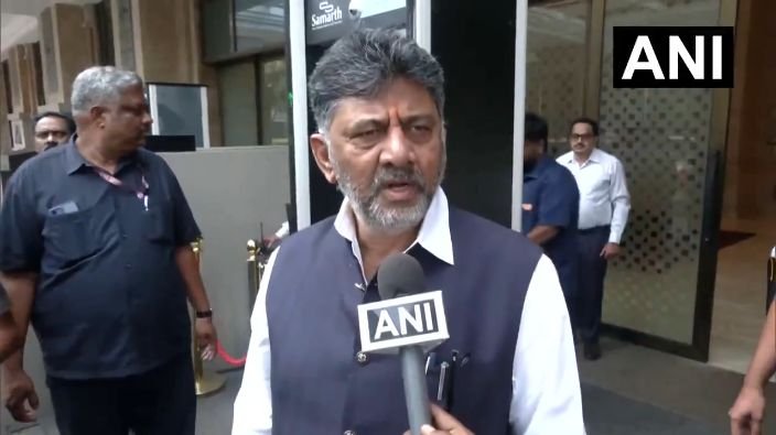 ಮಾಧ್ಯಮದವರೊಂದಿಗೆ ಮಾತನಾಡುತ್ತಿರುವ ಡಿ ಕೆ ಶಿವಕುಮಾರ್.