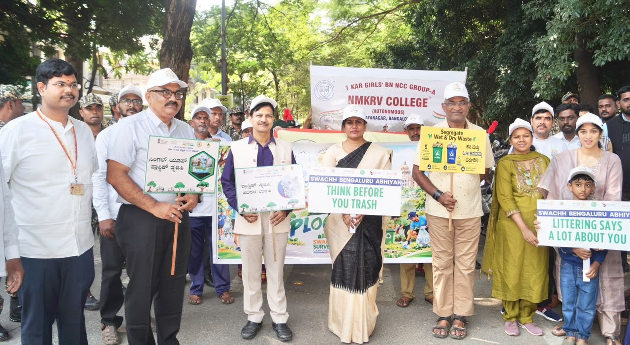 ಬೆಂಗಳೂರು ದಕ್ಷಿಣ ಪಾಲಿಕೆಯಿಂದ ಸ್ವಚ್ಛತೆಗೆ ದುಡಿಯುವ 100 ಸಿಬ್ಬಂದಿಗೆ ಗೌರವ; ಮನೆಮನೆಗಳಲ್ಲಿ ಕಸ ವಿಂಗಡಣೆಗೆ ಕರೆ 2 ಜಯನಗರದ ಸ್ವಚ್ಛತಾ ಜಾಗೃತಿ ನಡಿಗೆಯಲ್ಲಿ ಕಸ ವಿಂಗಡಣೆ ಫಲಕಗಳನ್ನು ಹಿಡಿದಿರುವ ಭಾಗವಹಿಸಿದವರು