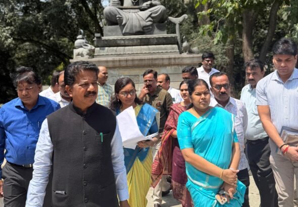 ವಾಲ್ಮೀಕಿ ಪ್ರತಿಮೆ ಆವರಣ ಪರಿಶೀಲಿಸಿದ ಸಚಿವ ಟಿ ರಘುಮೂರ್ತಿ ಮತ್ತು ಅಧಿಕಾರಿಗಳು
