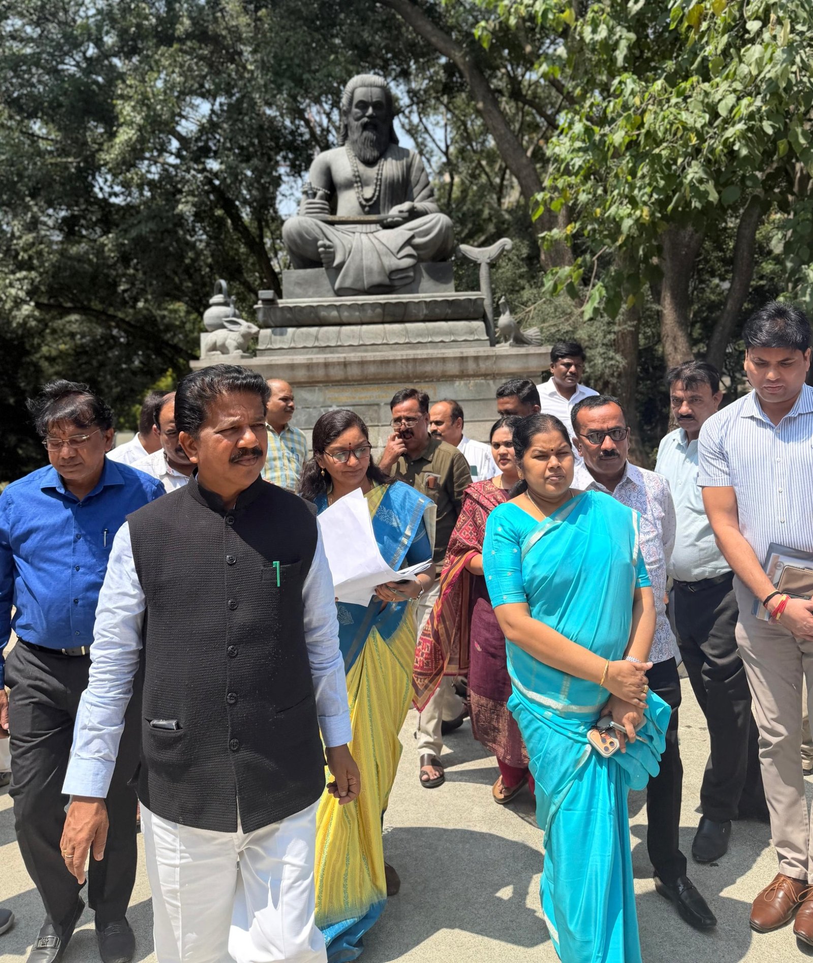 ವಾಲ್ಮೀಕಿ ಪ್ರತಿಮೆ ಆವರಣ ಪರಿಶೀಲಿಸಿದ ಸಚಿವ ಟಿ ರಘುಮೂರ್ತಿ ಮತ್ತು ಅಧಿಕಾರಿಗಳು