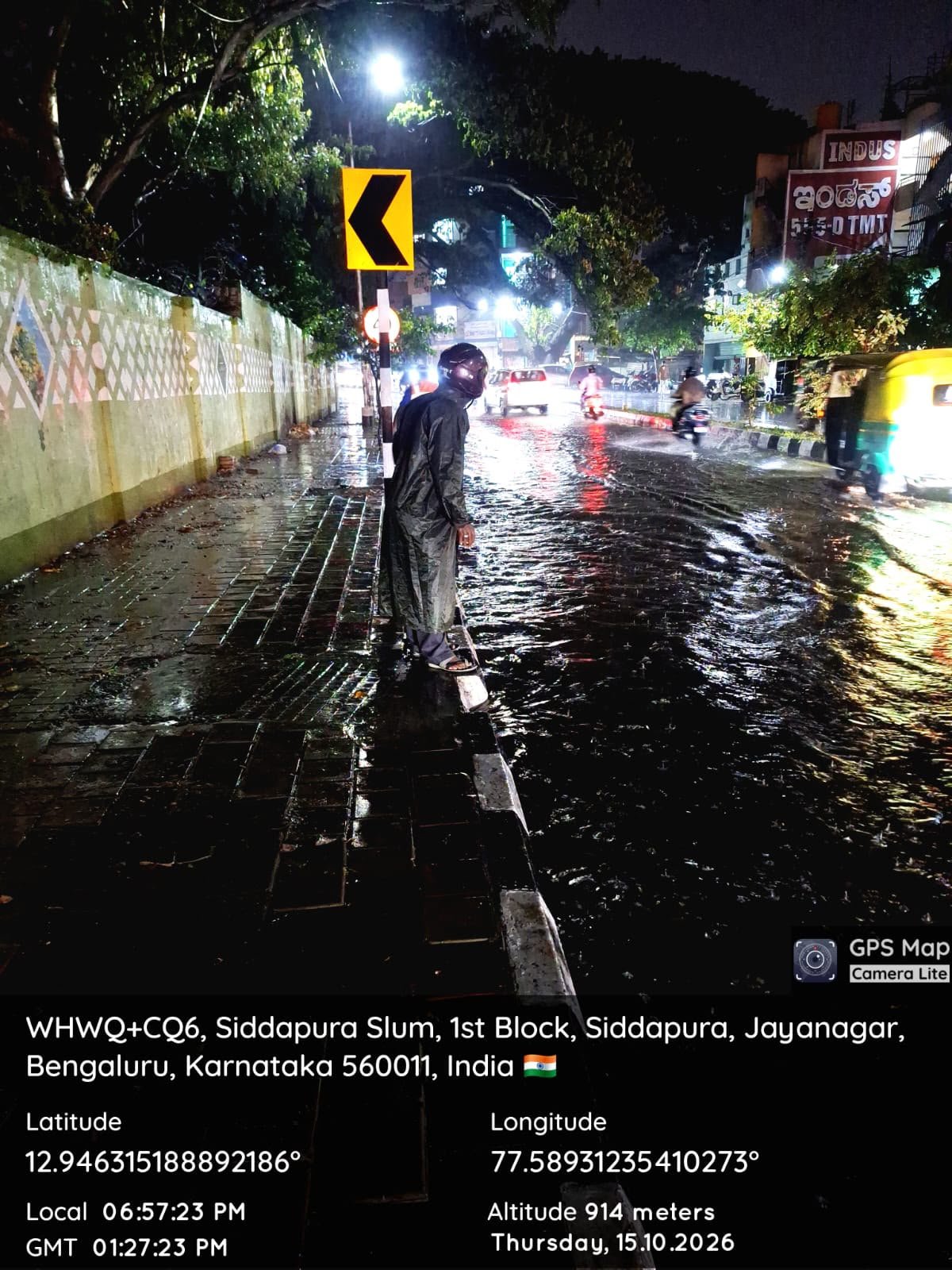 ಬೆಂಗಳೂರು ಮಳೆ: ಹೆಮ್ಮಿಗೆಪುರದಲ್ಲಿ 49 ಮಿ.ಮೀ., ಜೆ.ಪಿ. ನಗರದಲ್ಲಿ 40 ಮಿ.ಮೀ.; ಮರ ಬಿದ್ದ ದೂರುಗಳು, ನೀರು ತೆರವಿಗೆ ಸಿಬ್ಬಂದಿ ಕಾರ್ಯಾಚರಣೆ 2 Rainwater on a road in Jayanagar, Bengaluru