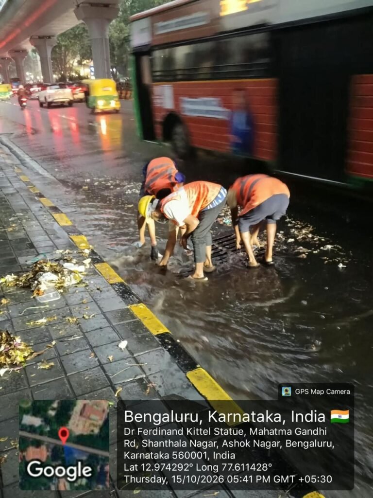 ಬೆಂಗಳೂರು ಮಳೆ: ಹೆಮ್ಮಿಗೆಪುರದಲ್ಲಿ 49 ಮಿ.ಮೀ., ಜೆ.ಪಿ. ನಗರದಲ್ಲಿ 40 ಮಿ.ಮೀ.; ಮರ ಬಿದ್ದ ದೂರುಗಳು, ನೀರು ತೆರವಿಗೆ ಸಿಬ್ಬಂದಿ ಕಾರ್ಯಾಚರಣೆ