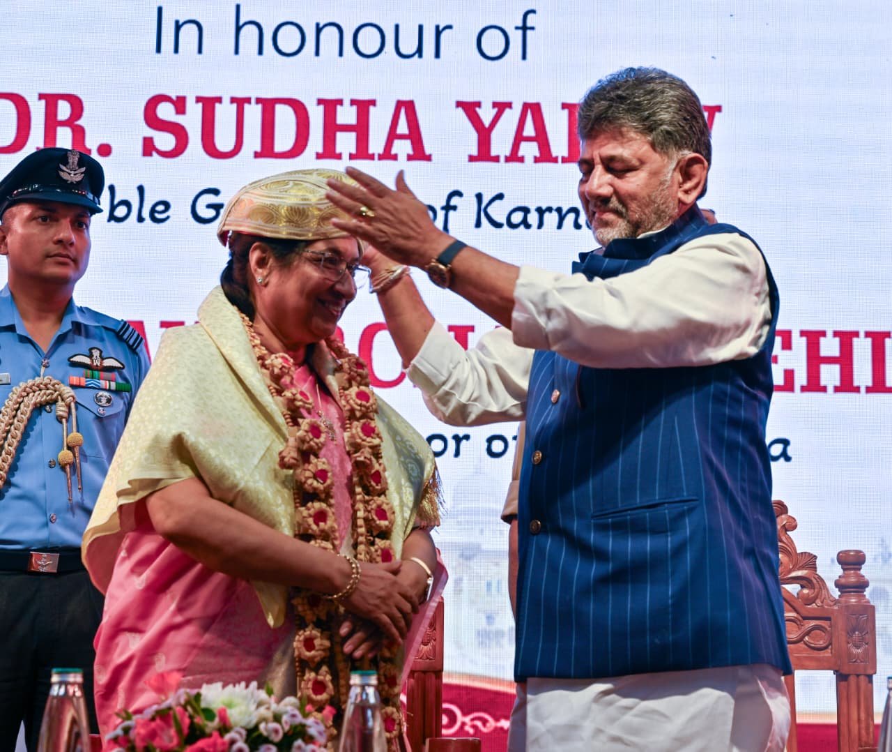 ಸ್ವಾಗತ ಕಾರ್ಯಕ್ರಮದಲ್ಲಿ ಸುಧಾ ಯಾದವ್ ಅವರನ್ನು ಸನ್ಮಾನಿಸುತ್ತಿರುವ ಡಿ.ಕೆ. ಶಿವಕುಮಾರ್