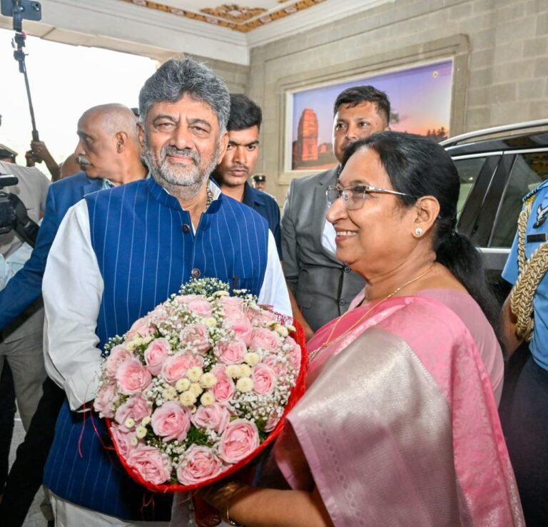 ಕರ್ನಾಟಕದಲ್ಲಿ ಹೊಸ ಅಧ್ಯಾಯ: ಎರಡನೇ ಮಹಿಳಾ ರಾಜ್ಯಪಾಲ ಡಾ. ಸುಧಾ ಯಾದವ್‌ಗೆ ಸ್ವಾಗತ, ಮೈಸೂರು ದಸರಾಕ್ಕೆ ಆಹ್ವಾನಿಸಿದ ಡಿ.ಕೆ. ಶಿವಕುಮಾರ್