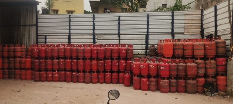 ಟಿ. ದಾಸರಹಳ್ಳಿ premisesನಲ್ಲಿ 528 LPG ಸಿಲಿಂಡರ್ ಪತ್ತೆ; ಮಾಲೀಕರ ವಿರುದ್ಧ ಅಗತ್ಯ ವಸ್ತುಗಳ ಕಾಯ್ದೆಯಡಿ ಪ್ರಕರಣ