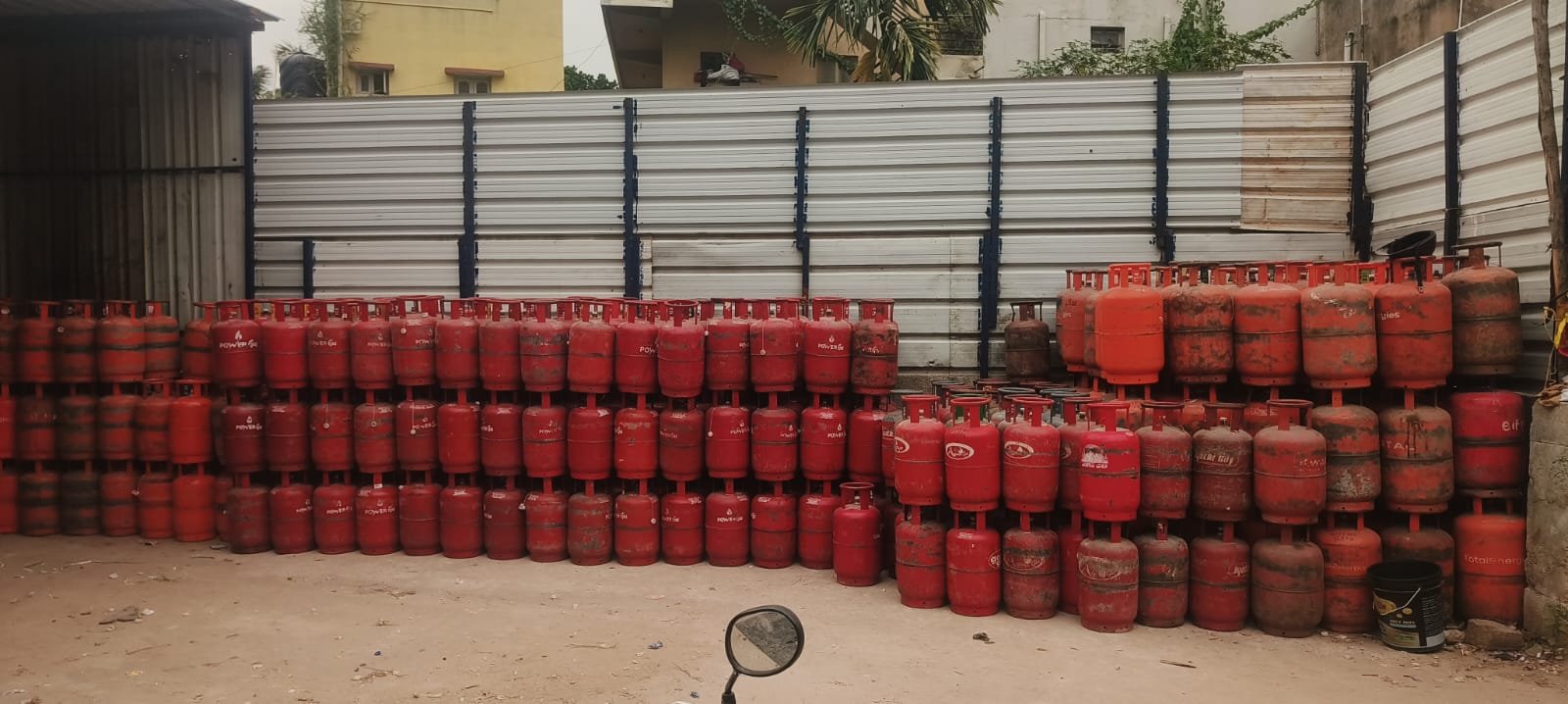 ಟಿ. ದಾಸರಹಳ್ಳಿ premisesನಲ್ಲಿ 528 LPG ಸಿಲಿಂಡರ್ ಪತ್ತೆ; ಮಾಲೀಕರ ವಿರುದ್ಧ ಅಗತ್ಯ ವಸ್ತುಗಳ ಕಾಯ್ದೆಯಡಿ ಪ್ರಕರಣ