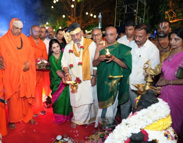 ಕೆಆರ್‌ಎಸ್ ಬೃಂದಾವನ ಉದ್ಯಾನದಲ್ಲಿ ಕಾವೇರಿ ಆರತಿ ವೇಳೆ ಡಿ.ಕೆ. ಶಿವಕುಮಾರ್ ಮತ್ತು ಉಷಾ ಪೂಜೆ ಸಲ್ಲಿಸುತ್ತಿರುವುದು