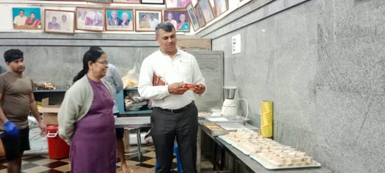 ಕರ್ನಾಟಕದಲ್ಲಿ ಮೂರು ದಿನಗಳಲ್ಲಿ 286 ಸಿಹಿತಿಂಡಿ ಘಟಕಗಳ ತಪಾಸಣೆ; 383 ಮಾದರಿ ಪರೀಕ್ಷೆಗೆ, 30 ಕೆಜಿ ತಪ್ಪು ಲೇಬಲ್ ಖೋವಾ ವಶ