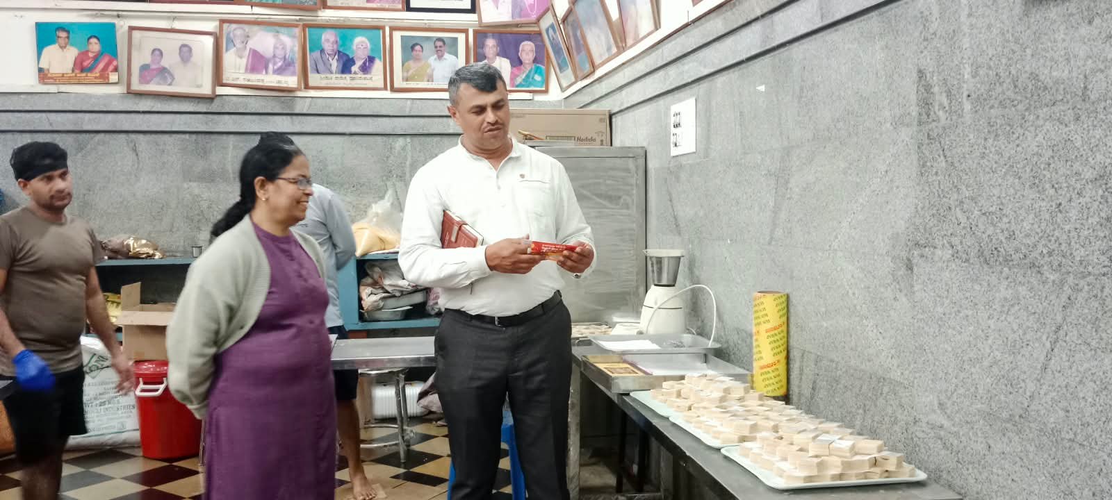 ಕರ್ನಾಟಕದಲ್ಲಿ ಮೂರು ದಿನಗಳಲ್ಲಿ 286 ಸಿಹಿತಿಂಡಿ ಘಟಕಗಳ ತಪಾಸಣೆ; 383 ಮಾದರಿ ಪರೀಕ್ಷೆಗೆ, 30 ಕೆಜಿ ತಪ್ಪು ಲೇಬಲ್ ಖೋವಾ ವಶ