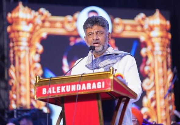ಅಕ್ಟೋಬರ್ 25ರಂದು ಕಿತ್ತೂರು ಉತ್ಸವದ ವೇದಿಕೆಯಲ್ಲಿ ಮಾತನಾಡುತ್ತಿರುವ ಡಿ.ಕೆ. ಶಿವಕುಮಾರ್.