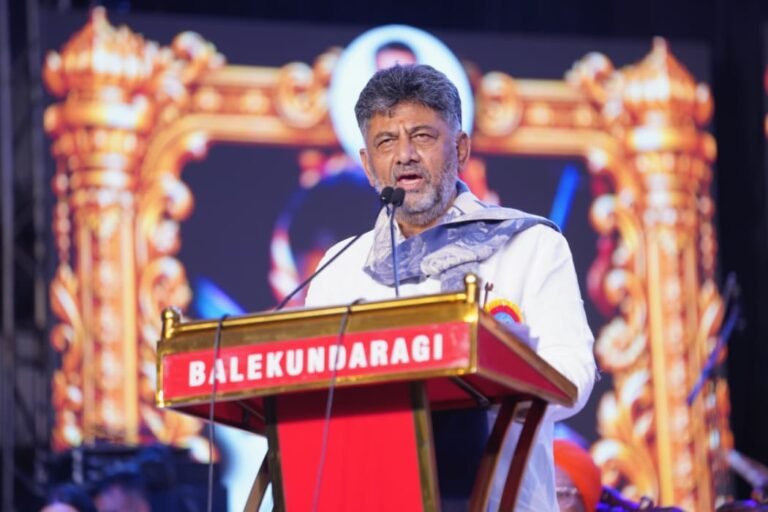 ಅಕ್ಟೋಬರ್ 25ರಂದು ಕಿತ್ತೂರು ಉತ್ಸವದ ವೇದಿಕೆಯಲ್ಲಿ ಮಾತನಾಡುತ್ತಿರುವ ಡಿ.ಕೆ. ಶಿವಕುಮಾರ್.