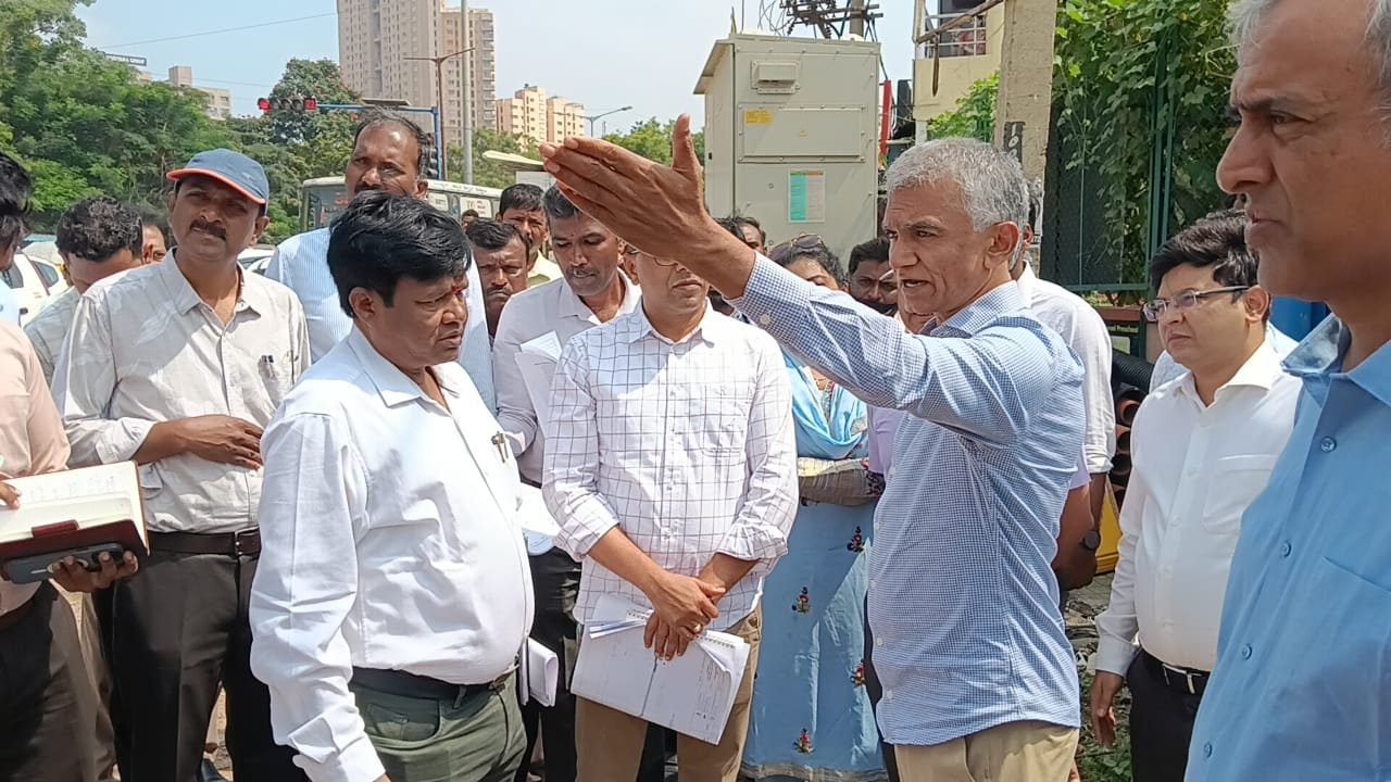 ಹೆಣ್ಣೂರು–ಬಾಗಲೂರು ರಸ್ತೆ ಕಾಮಗಾರಿ ಕುರಿತು ಚರ್ಚಿಸುತ್ತಿರುವ ಅಧಿಕಾರಿಗಳು.