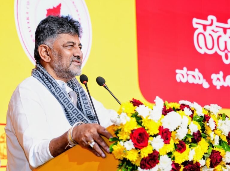 ಸಫಲ್ ಹೆಸರಿರುವ ವೇದಿಕೆಯಲ್ಲಿ ಮಾತನಾಡುತ್ತಿರುವ ಡಿ ಕೆ ಶಿವಕುಮಾರ್