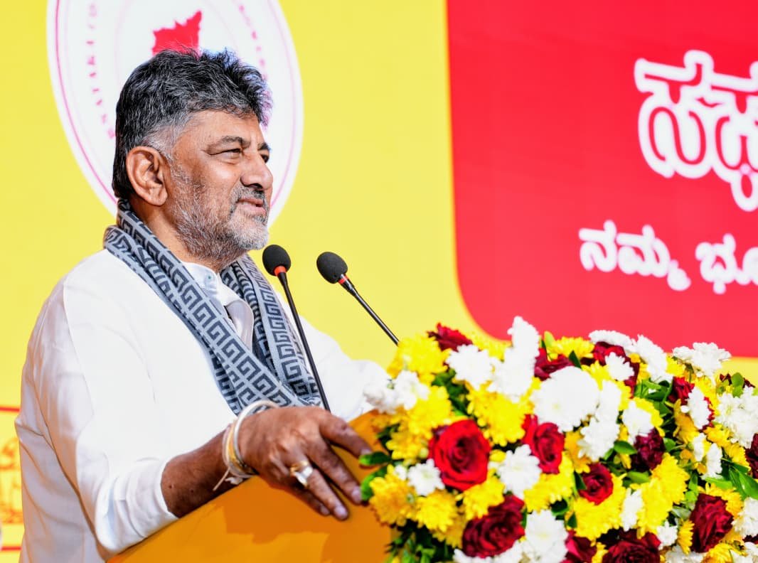 ಸಫಲ್ ಹೆಸರಿರುವ ವೇದಿಕೆಯಲ್ಲಿ ಮಾತನಾಡುತ್ತಿರುವ ಡಿ ಕೆ ಶಿವಕುಮಾರ್