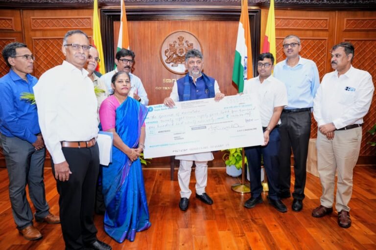 ಕರ್ನಾಟಕ ಮುಖ್ಯಮಂತ್ರಿ ಡಿ.ಕೆ. ಶಿವಕುಮಾರ್ ಅವರೊಂದಿಗೆ ಲಾಭಾಂಶದ ಚೆಕ್ ಹಿಡಿದಿರುವ KSFC ಅಧಿಕಾರಿಗಳು