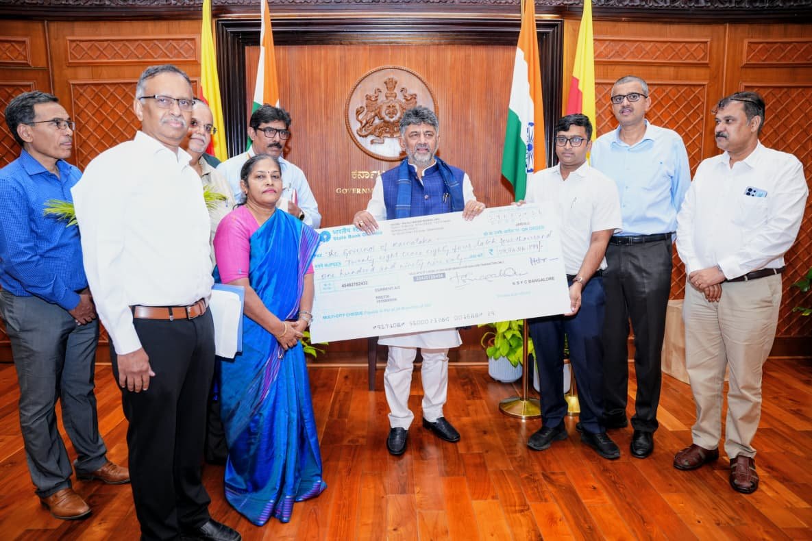 ಕರ್ನಾಟಕ ಮುಖ್ಯಮಂತ್ರಿ ಡಿ.ಕೆ. ಶಿವಕುಮಾರ್ ಅವರೊಂದಿಗೆ ಲಾಭಾಂಶದ ಚೆಕ್ ಹಿಡಿದಿರುವ KSFC ಅಧಿಕಾರಿಗಳು