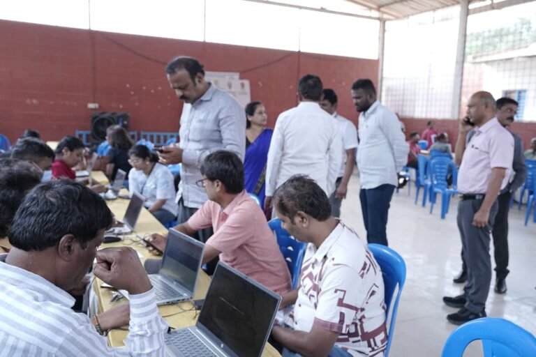 ಬೆಂಗಳೂರು ಪೂರ್ವದ ಇ-ಖಾತಾ ಸಹಾಯ ಕೇಂದ್ರದಲ್ಲಿರುವ ನಾಗರಿಕರು ಮತ್ತು ಸಿಬ್ಬಂದಿ.