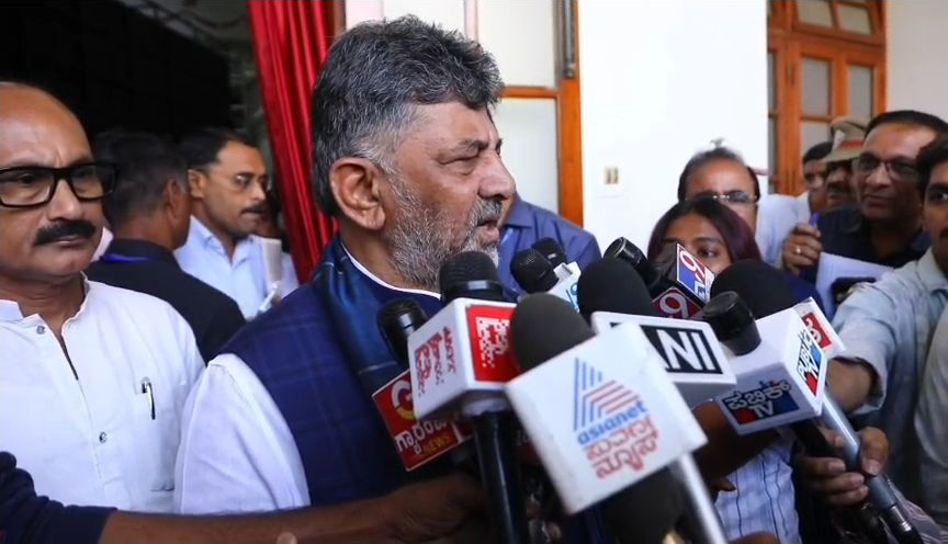 ವಿಧಾನಸೌಧದಲ್ಲಿ ಸುದ್ದಿಗಾರರೊಂದಿಗೆ ಮಾತನಾಡುತ್ತಿರುವ ಡಿ.ಕೆ. ಶಿವಕುಮಾರ್.