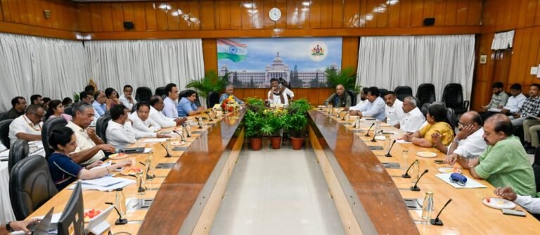 ಅಕ್ಟೋಬರ್ 27ರಂದು ಕೃಷ್ಣಾದಲ್ಲಿ ಬೆಂಗಳೂರು ಶಾಸಕರೊಂದಿಗೆ ಸಭೆ ನಡೆಸಿದ ಡಿ.ಕೆ. ಶಿವಕುಮಾರ್.