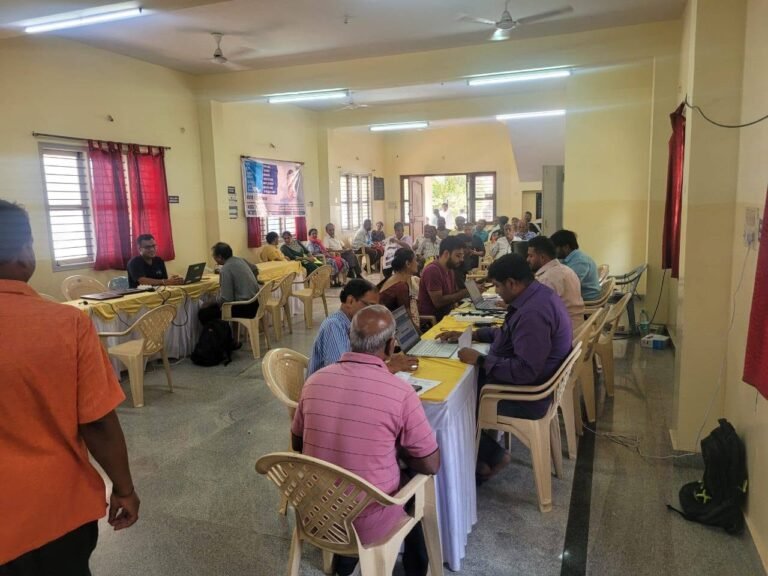 ಬೆಂಗಳೂರಿನ ಟಾಟಾನಗರದ ಇ-ಖಾತಾ ಶಿಬಿರದಲ್ಲಿ ನಾಗರಿಕರಿಗೆ ನೆರವು ನೀಡುತ್ತಿರುವ ಸಿಬ್ಬಂದಿ — ಸಂಗ್ರಹ ಚಿತ್ರ