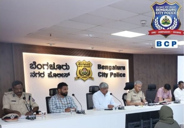 ಬೆಂಗಳೂರಿನಲ್ಲಿ ತಾತ್ಕಾಲಿಕ ಪಟಾಕಿ ಮಾರಾಟ ಪರವಾನಗಿ ಸಭೆಯಲ್ಲಿ ಸೀಮಾಂತ್ ಕುಮಾರ್ ಸಿಂಗ್ ಮತ್ತು ಅಧಿಕಾರಿಗಳು