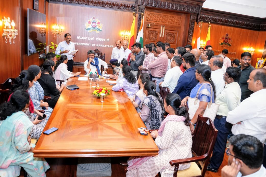 2011ರ ಕೆಪಿಎಸ್‌ಸಿ ನೇಮಕಾತಿಯಲ್ಲಿ ಆಯ್ಕೆಯಾದ ಅಧಿಕಾರಿಗಳು ವಿಧಾನಸೌಧದಲ್ಲಿ ಮುಖ್ಯಮಂತ್ರಿ ಡಿ.ಕೆ. ಶಿವಕುಮಾರ್ ಅವರನ್ನು ಭೇಟಿಯಾದರು.