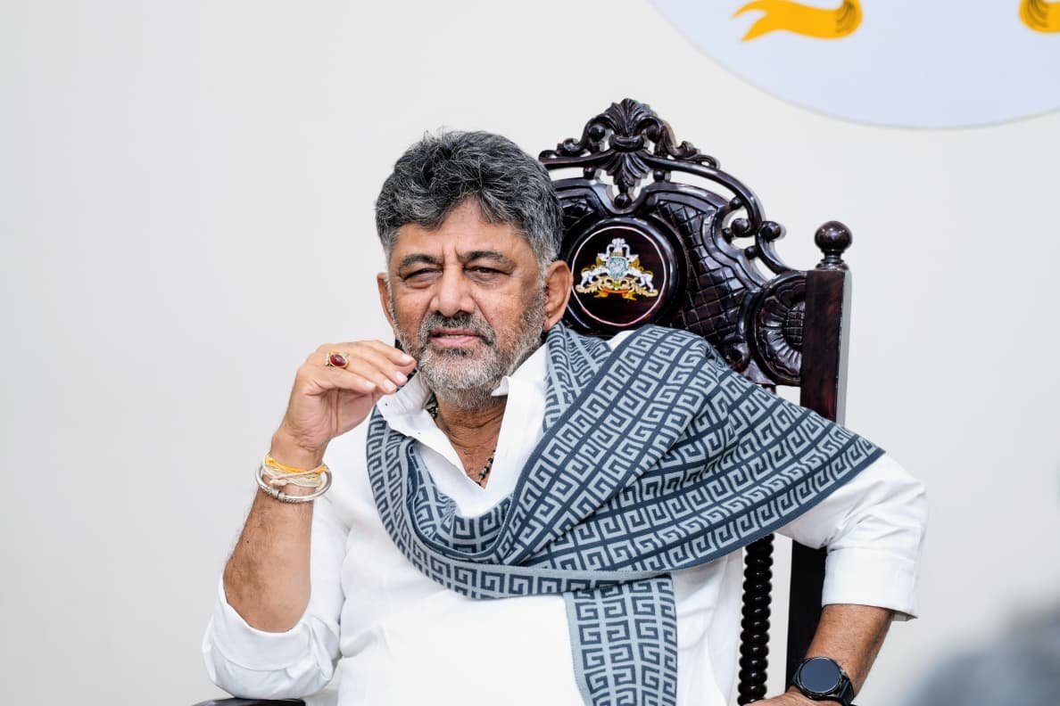 ಭಾವಚಿತ್ರಕ್ಕಾಗಿ ಕುಳಿತಿರುವ ಕರ್ನಾಟಕ ಮುಖ್ಯಮಂತ್ರಿ ಡಿ.ಕೆ. ಶಿವಕುಮಾರ್.