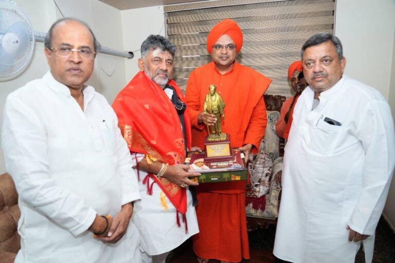 ಬೆಳಗಾವಿಯ ನಾಗನೂರು ಶ್ರೀ ರುದ್ರಾಕ್ಷಿಮಠಕ್ಕೆ ಭೇಟಿ ನೀಡಿದ ಡಿ. ಕೆ. ಶಿವಕುಮಾರ್