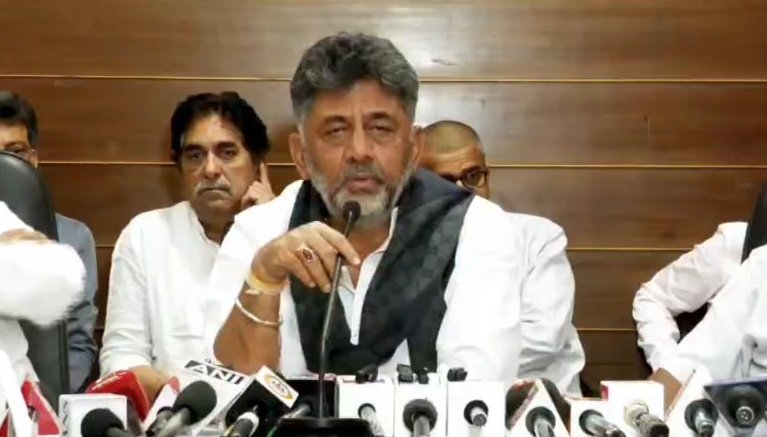 ಬೆಳಗಾವಿಯಲ್ಲಿ ಕಬ್ಬಿನ ದರ ಮಾತುಕತೆ ಬಳಿಕ ಮಾಧ್ಯಮಗಳೊಂದಿಗೆ ಮಾತನಾಡುತ್ತಿರುವ ಡಿ ಕೆ ಶಿವಕುಮಾರ್; ವೀಡಿಯೊ ಸ್ಕ್ರೀನ್‌ಗ್ರ್ಯಾಬ್